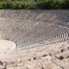 Αρχαίο ελληνικό θέατρο με πέτρινες κερκίδες